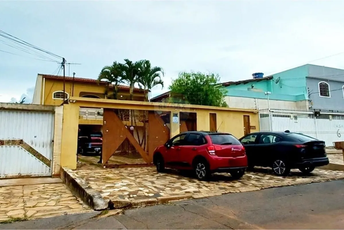Aproximadamente 400 m² de área construída em lote de 340 m², oferecendo ambiente...