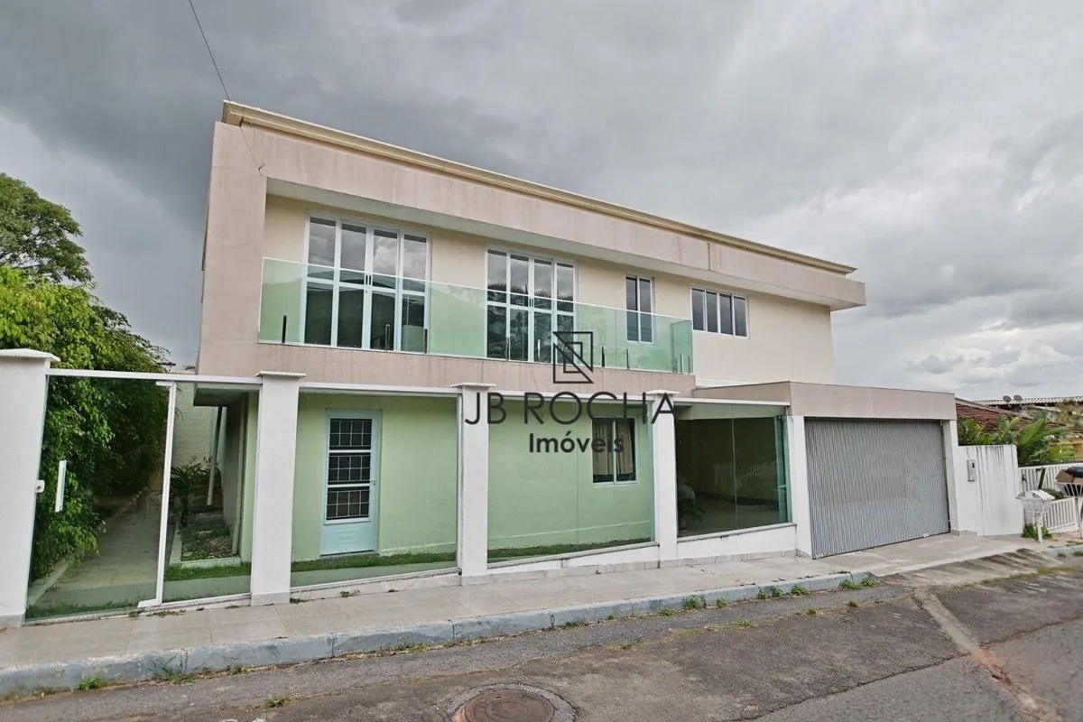 JB ROCHA IMOVEIS VENDE Casa de dois pavimentos no Lago Sul, na QI 25 próximo a c...