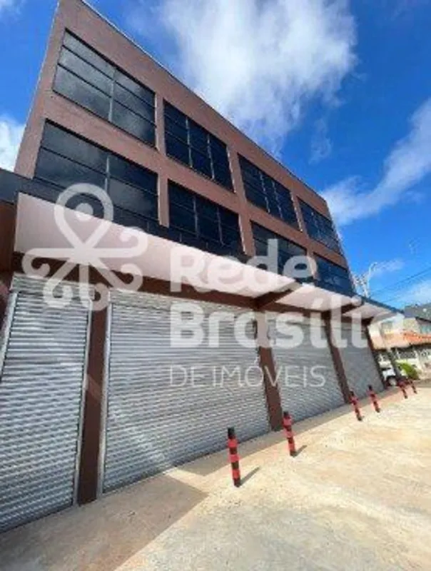 PRÉDIO CORPORATIVO JUNTO À AV. BURITI - RECANTO DAS EMAS/DFA visibilidade e o es...