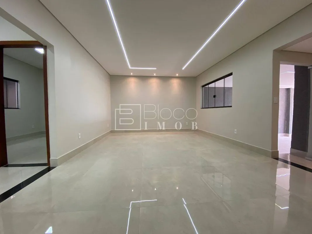 VENDO Casa com 3 quartos sendo 1 suíte na Quadra 305 do Recanto das Emas Casa co...