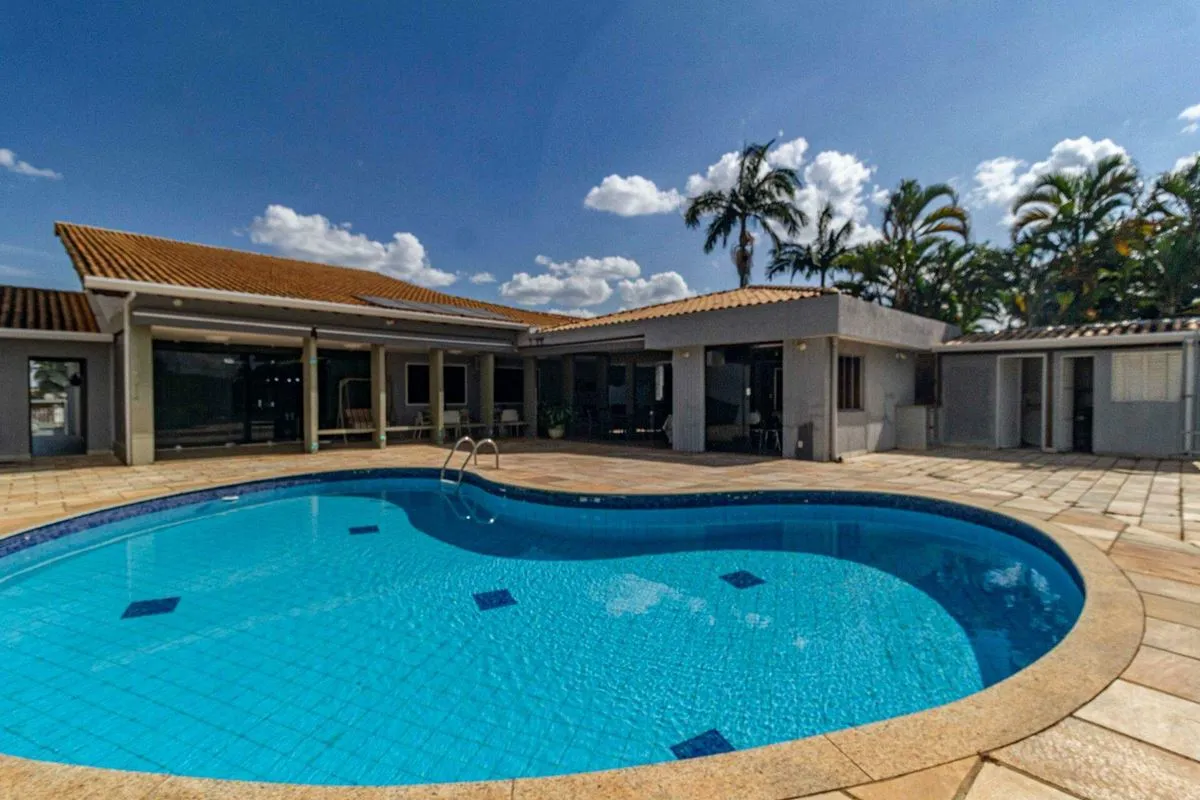 Venha conhecer a sua casa, com design do arquiteto Paulo Pimentel, onde a famíli...
