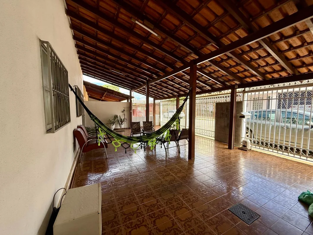 Cadastrando interessados na compra casa original 3 quartos 1 suíte na QE 32 Conj...
