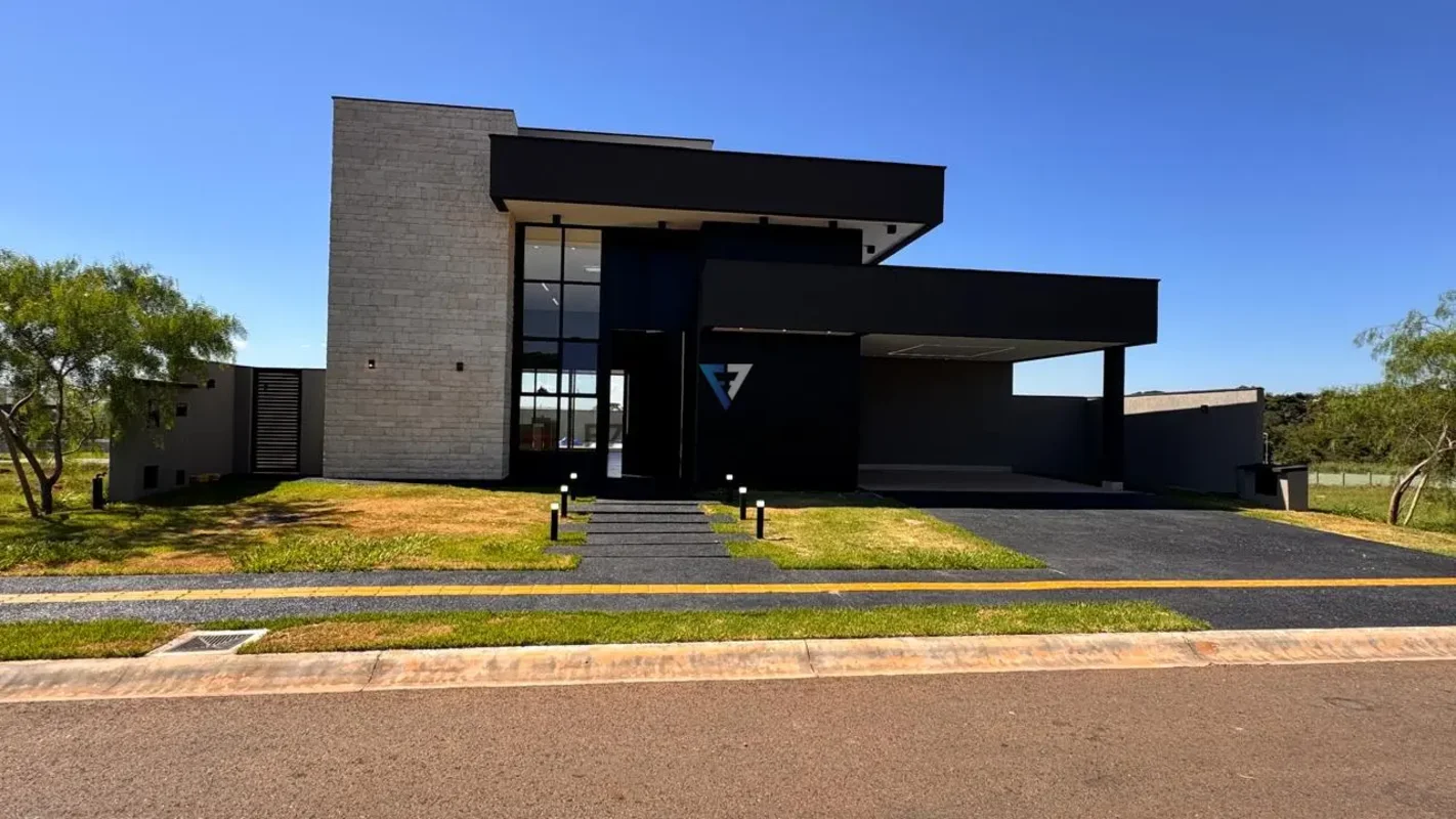 CASA TÉRREA 4 SUÍTES PLENAS Área Total: 640m2 Área Construída: 340m2 Área privat...