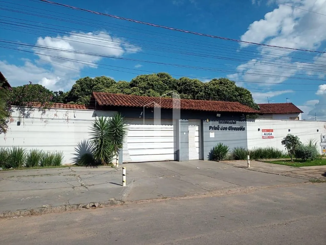 Condomínio de sobrado, contendo 2/4 na parte superior, sala cozinha com armários...