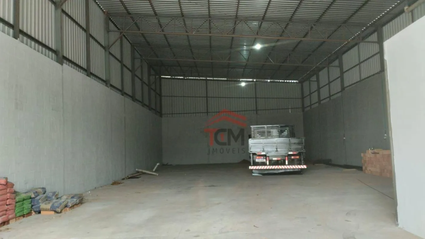 Galpão comercial com 336 m² de área construída (12 x 28 metros), localizado no b...