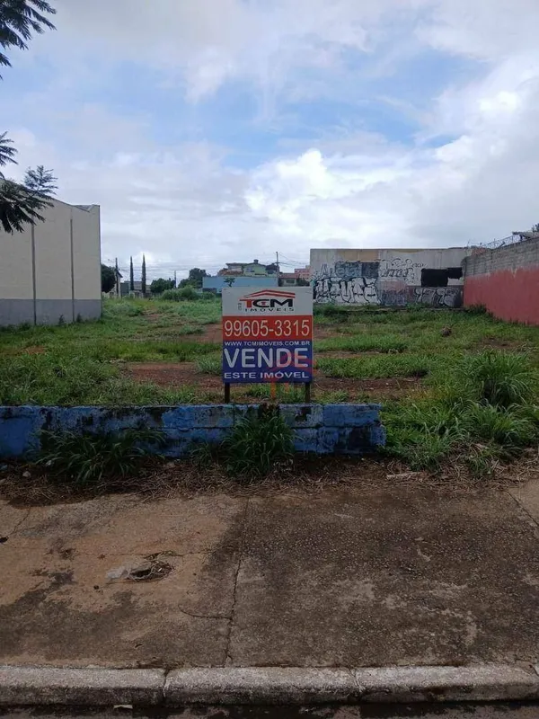 LOTE À VENDA LOCALIZAÇÃO ESTRATÉGICA!Vende-se excelente lote localizado na Av. R...