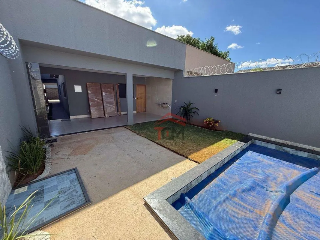 Área Total do Terreno: 245 m²Área Construída: 128 m²Este belo imóvel une confort...