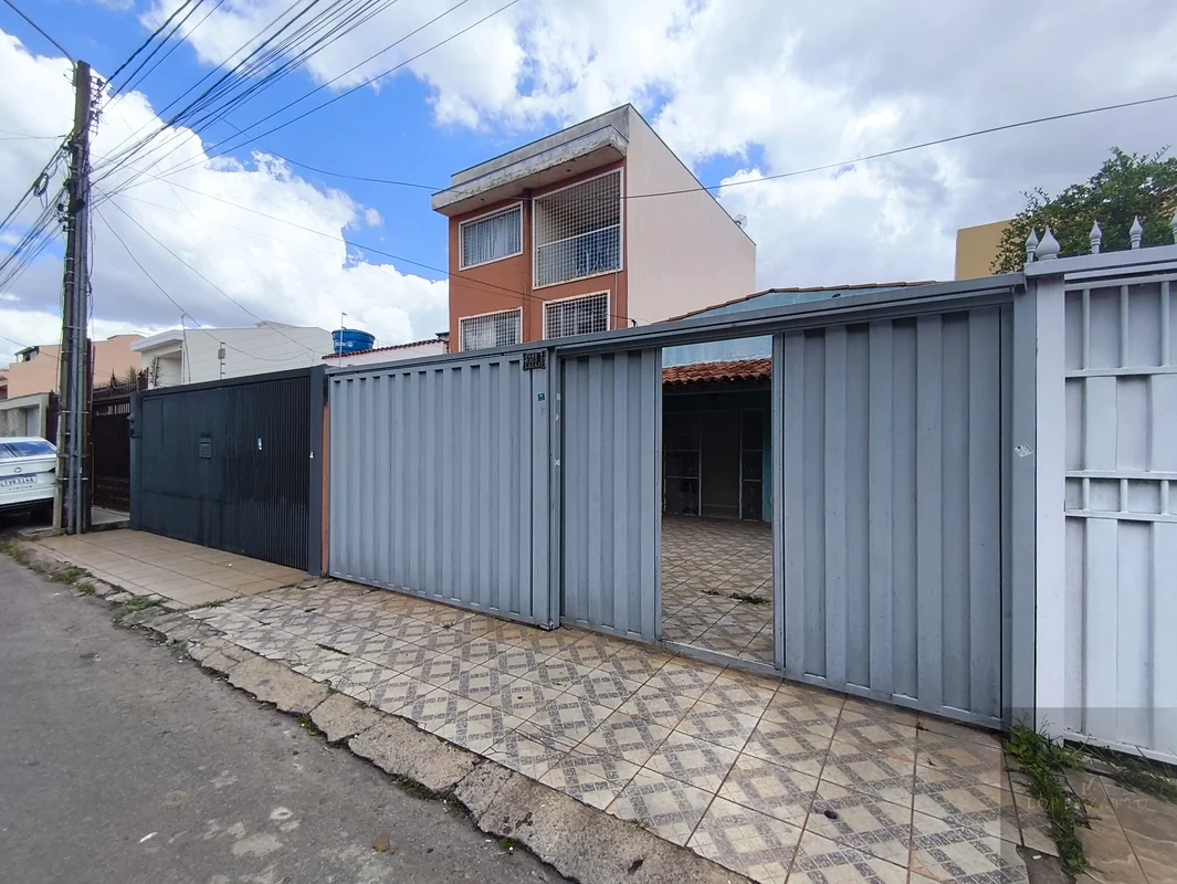 CASA A VENDA NA SRES QD 6 CRUZEIRO VELHOEXCELENTE LOCALIZAÇÃO TERRENO VAZADOA CA...