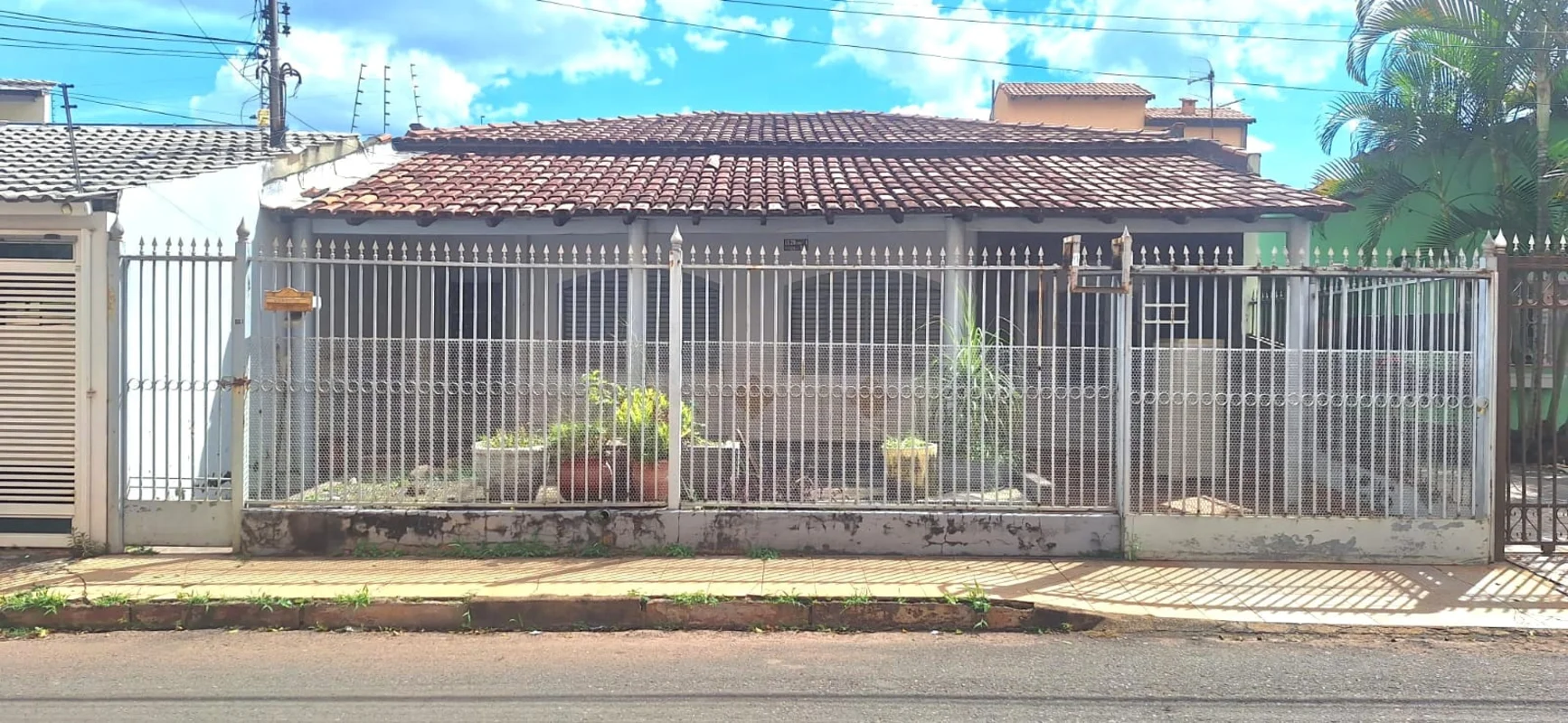 OPORTUNIDADE PARA MORAR OU INVESTIR!Casa com casa nos fundos na QE 28 - GUARÁ II...