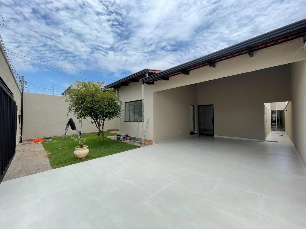 Propriedade toda avarandada e com quintal imenso! Ampla área ao ar livreR$ 890 M...