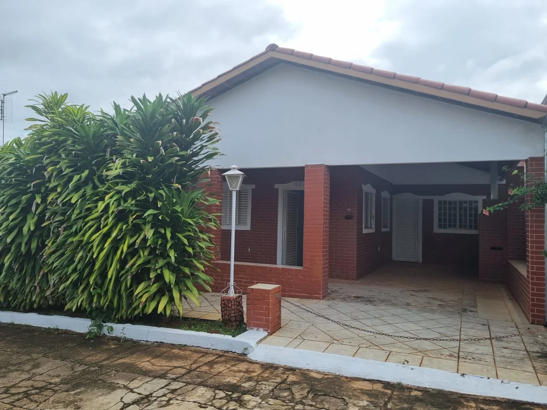 Chalé na Quadra 21 do Condomínio Privé composto por:Tres quartos, sala, cozinha,...