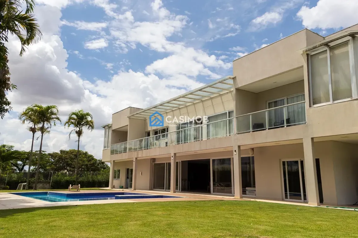 Apresentamos esta incrível residência de 1.360m² de área construída em um amplo ...