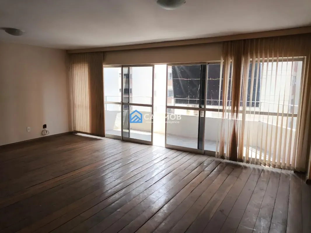 Espaçoso Apartamento com 4 Quartos, Suíte, 2 Vagas de Garagem e Sacada no Reside...