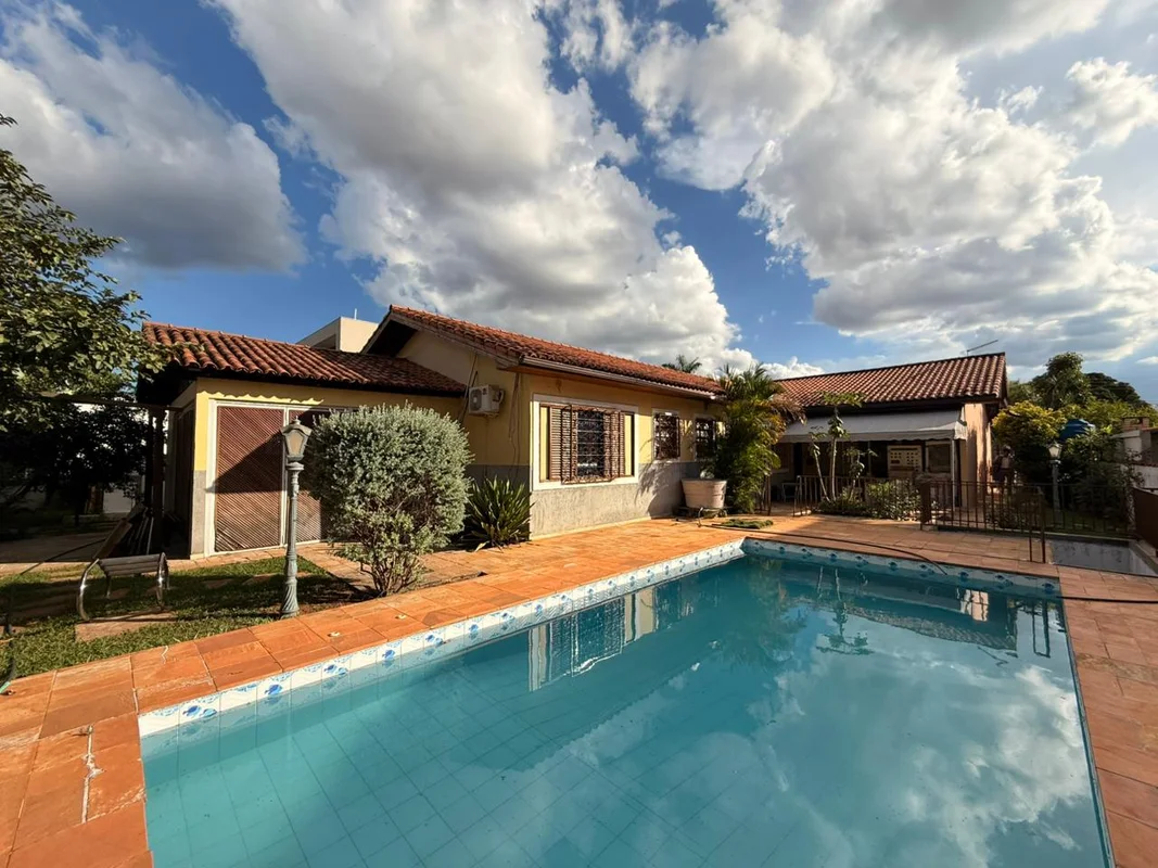 Casa térrea na SHIS QI 5, em localização privilegiada no Lago Sul, com 309,91 m²...