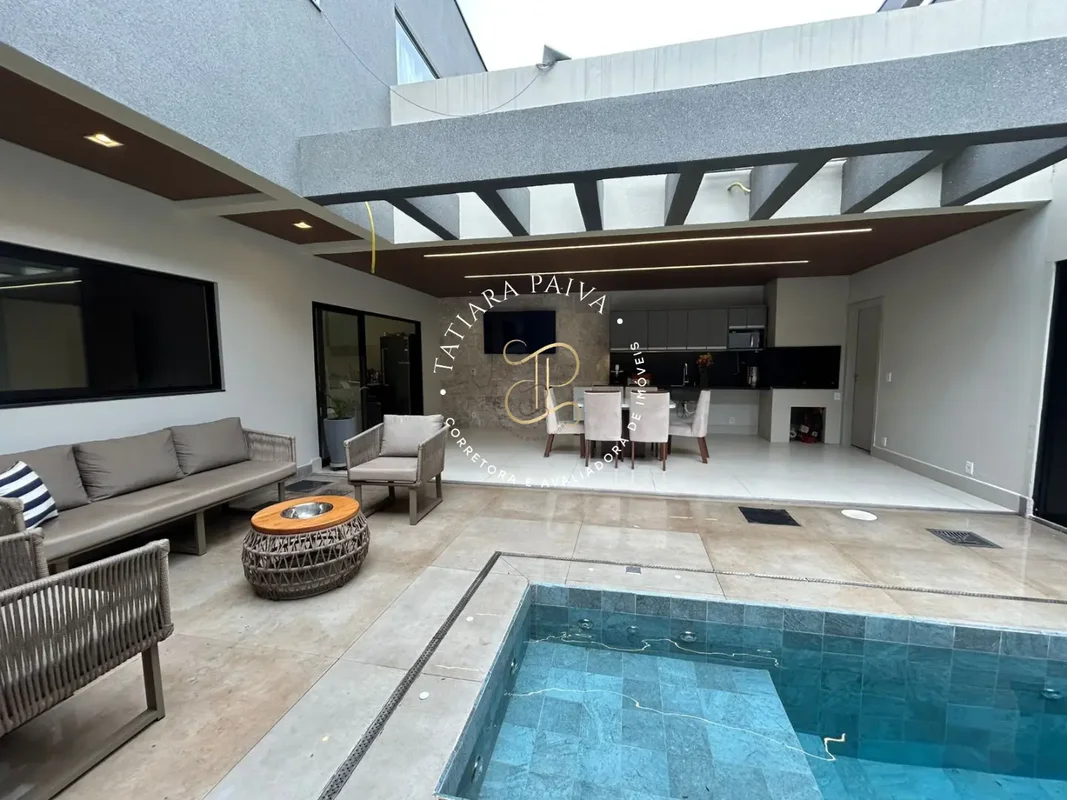 Apresentamos esta casa nova, moderna e sofisticada, localizada em condomínio fec...