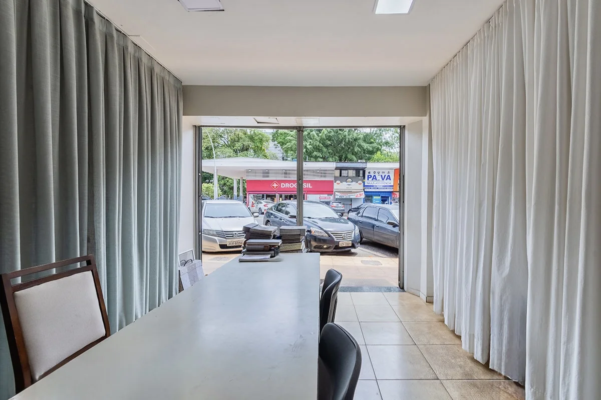 Loja comercial vazada com 3 pavimentos (térreo, subsolo e sobreloja). Possui 96m...