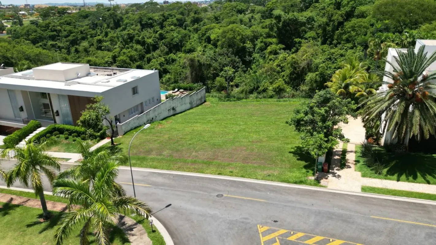 ??OPORTUNIDADE ?? (Cód.: 0047)??Vendo Lote no Alphaville Ipês??1.241 m²;??Lote f...