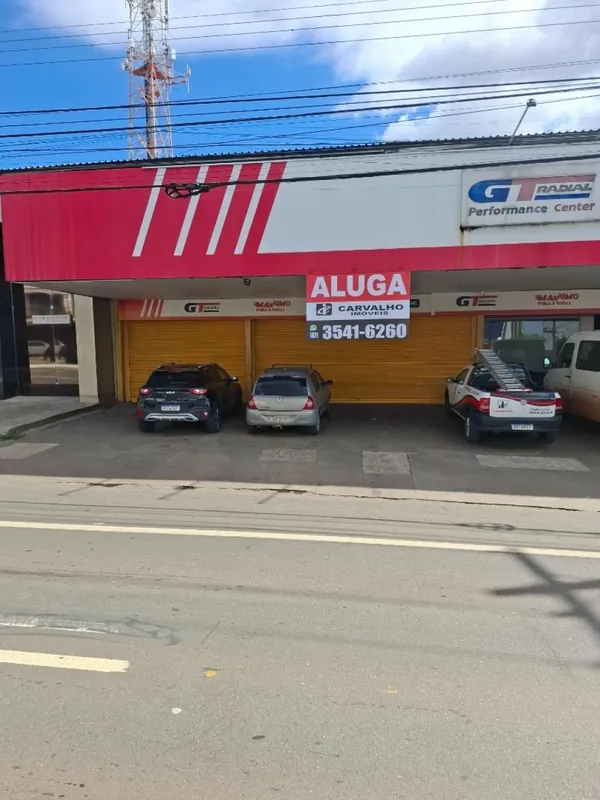 Galpão amplo com vão livre, pé-direito alto e piso em granitina, oferecendo um e...