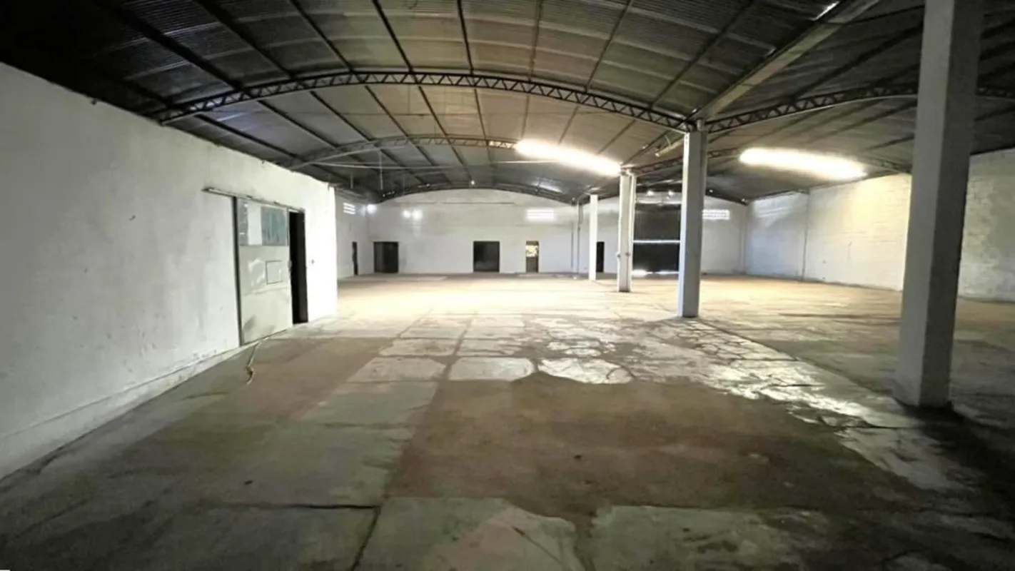 Galpão 10, 462,45m², com 02 salas grandes de escritório, vestiário amplo mais 02...