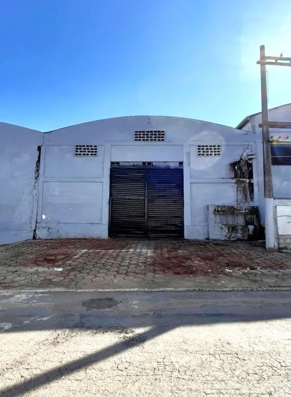 Galpão 2(9) com 278,46 m2, cobertura de zinco e piso em cimento usinado. Fones (...