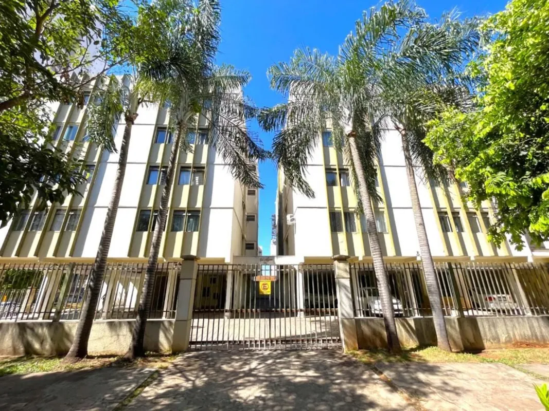 Apartamento de 02 quartos mobiliado. Quarto principal com cama de casal, guarda ...