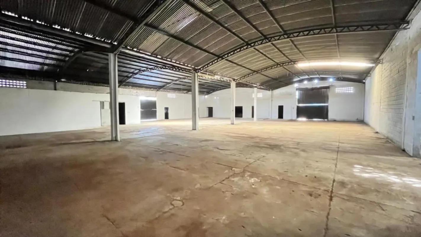 Galpão 9, 348,45m², cobertura de zinco e piso em cimento usinado. Fones (62) 325...