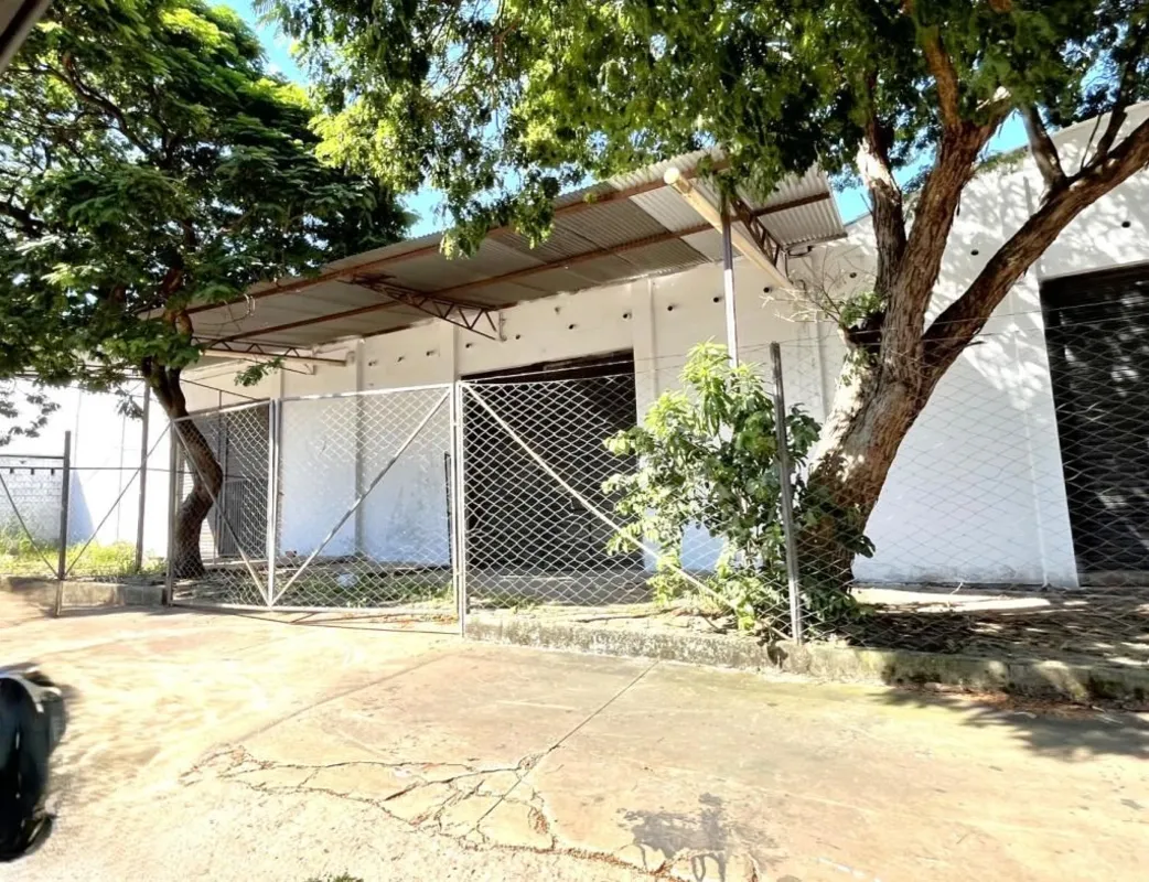 Galpão com 469,42m², 3 salas internas, banheiros masculino e feminino, para veíc...