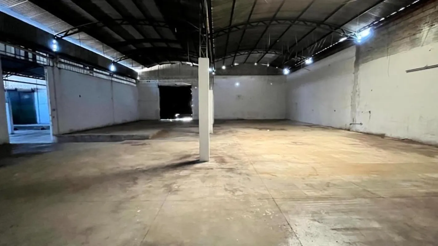 Galpão com 485,00m², vão livre com 2 acessos para veículos leves e pesados. Fone...