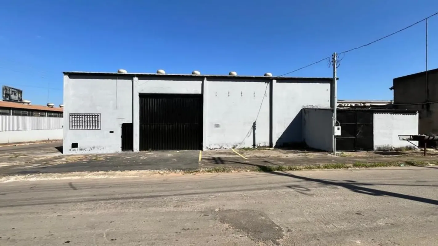 Galpão esquina com 466,06m² sendo 28,10m de Frente para a Rua Leopoldo de Bulhõe...