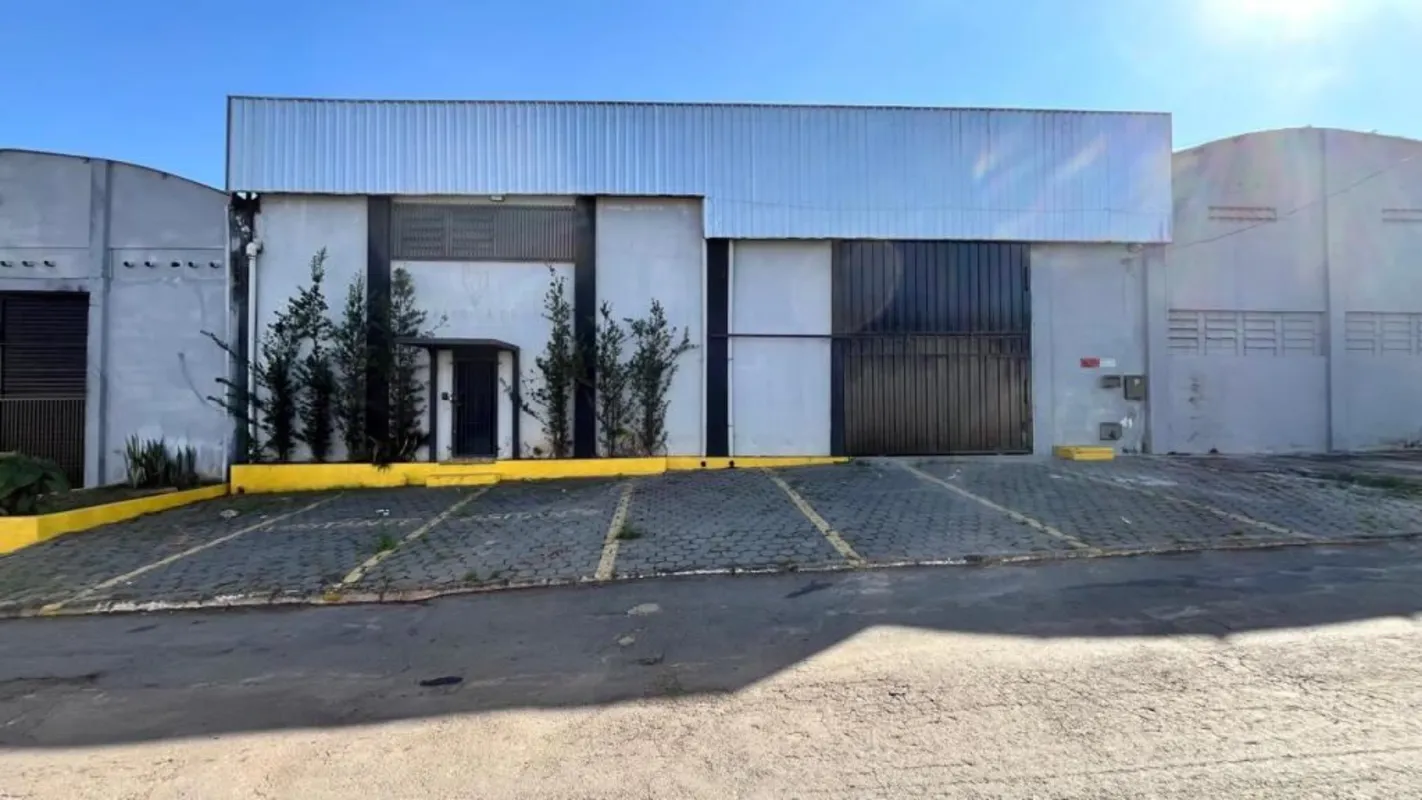 Galpão 04, 640,06m², com escritórios no piso inferior e no mezanino, com 05 banh...