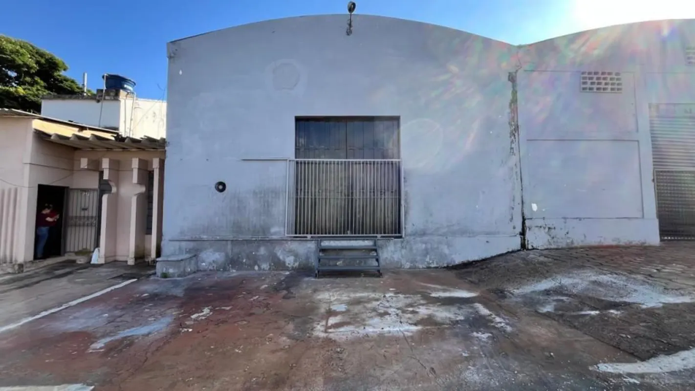 Galpão Comercial Com 206,61m2, Cobertura de zinco e piso em cimento usinado, mez...