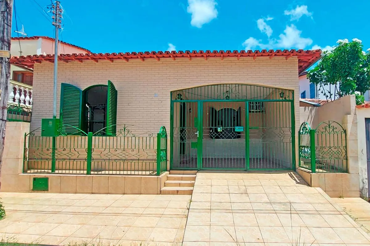 Casa ampla e bem estruturada, com 04 quartos, sendo 01 suÃ­te, todos com armÃ¡ri...