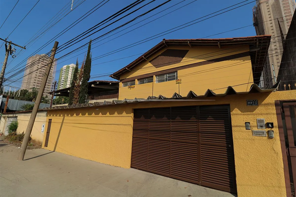 Sobrado geminado espaçoso e bem distribuído, ideal para quem busca conforto e pr...