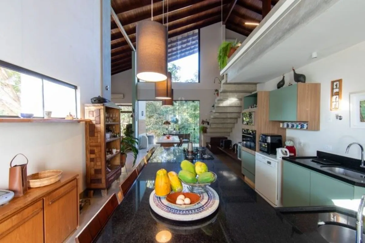 Sabe aquela casa que parece abraçar a gente? Se você busca um lar onde a moderni...