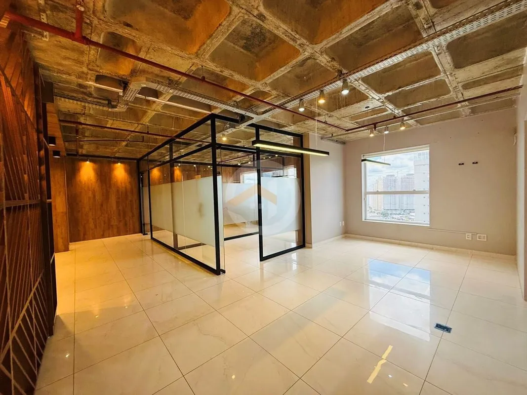Excelente sala comercial disponível para venda: Com 89M², 2 banheiros, andar alt...