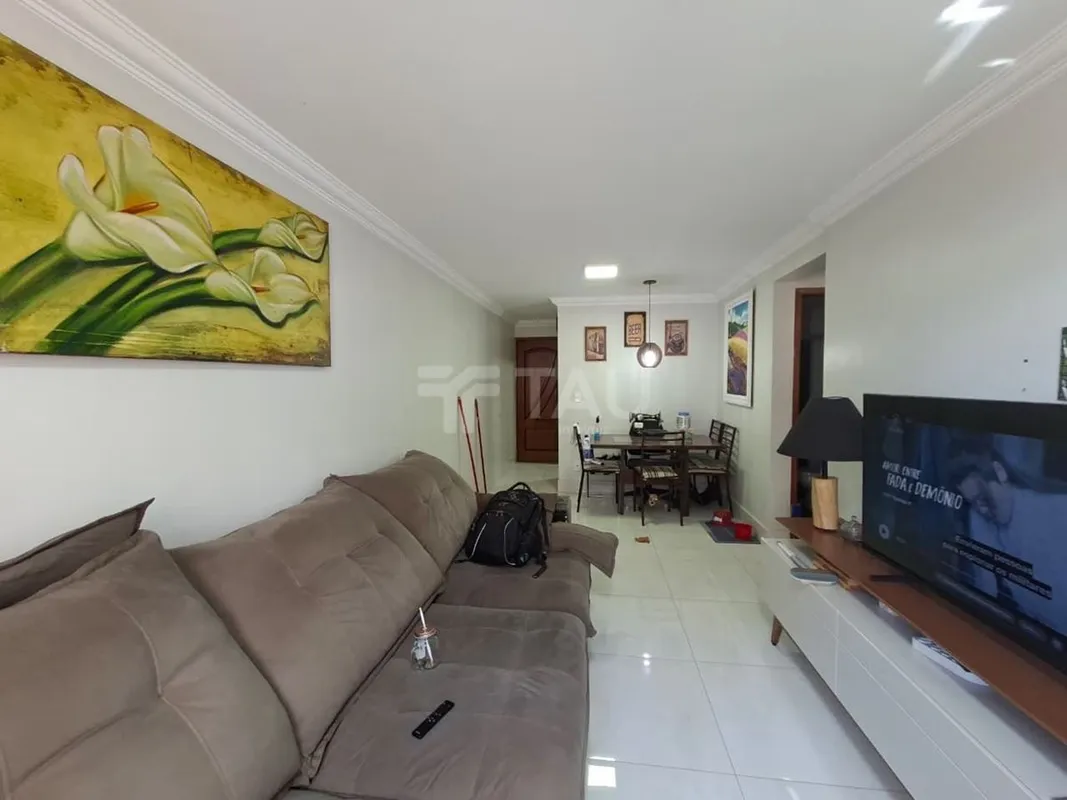 AMPLO APARTAMENTO COM 2 QUARTOS, SENDO 1 SUÍTE. ÓTIMA LOCALIZAÇÃO.Área útil: 62 ...