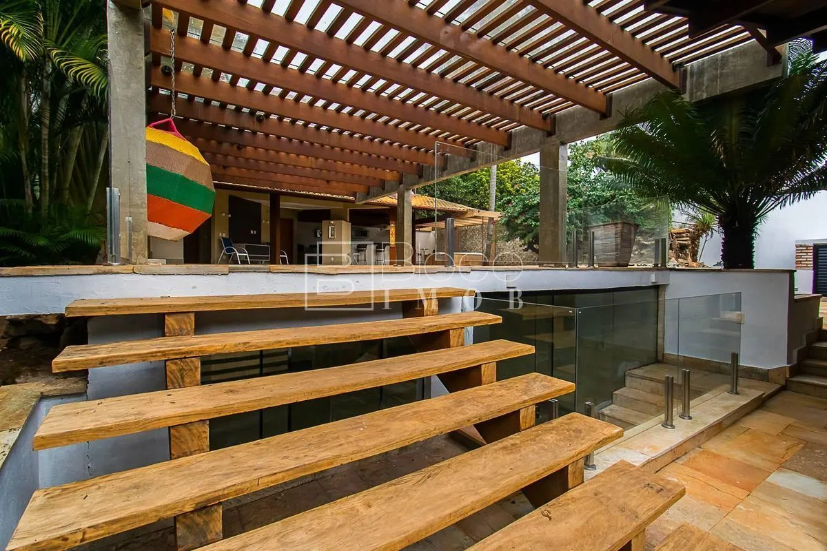 Localizada na QL 32, em Brasília, esta casa traz uma atmosfera de refúgio, com u...