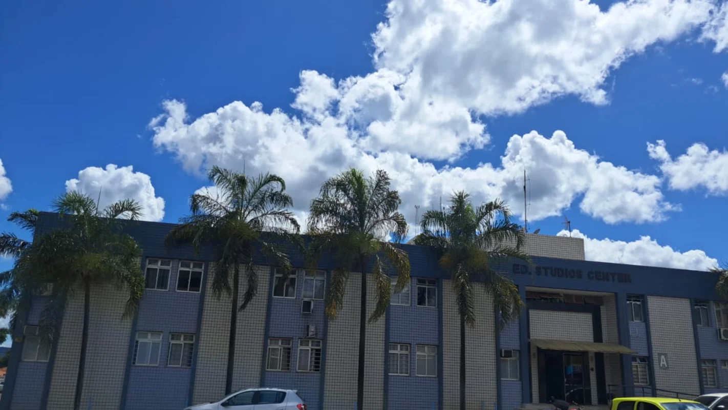 Descubra uma kitnet-studio acolhedora e bem localizada na EQN 410/411 Bloco A, A...