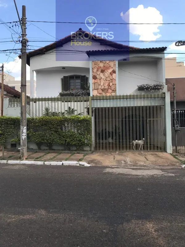 Excelente sobrado, Piso I- com garagem para 05 carros, sendo coberto para dois c...