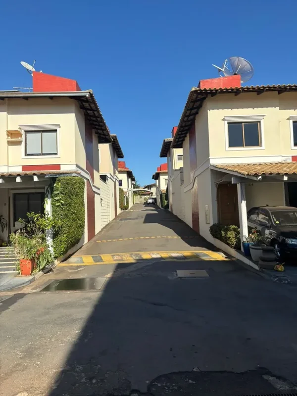 Sobrado à venda no Condomínio Villas do Atlântico – localização estratégica entr...
