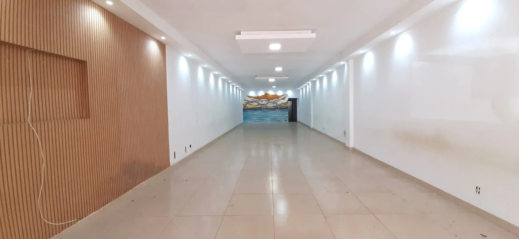 Loja comercial com 02 banheiros, área de aproximadamente 170m², piso em cerâmica...