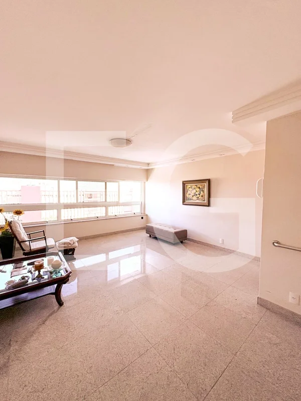 Apartamento de 156m2: 4 quartos sendo 1 suíte com closet no coração da Asa sul. ...