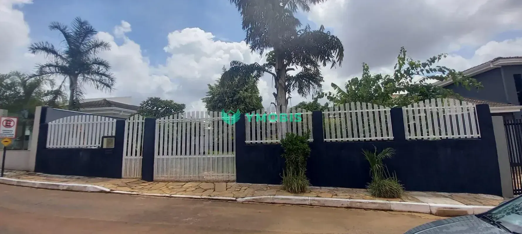 Localizado em um condomínio tranquilo e totalmente consolidado, este sobrado de ...