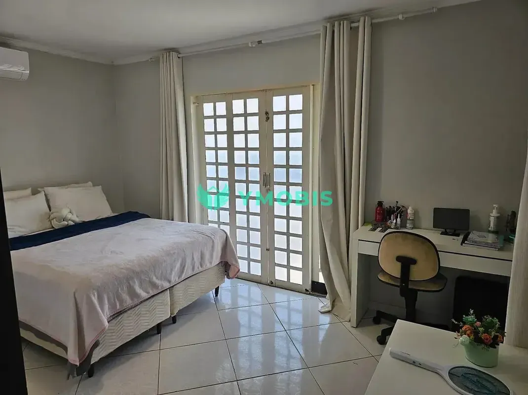 Oportunidade única: Casa de dois andares, com lote de 400m², quintal com pomar e...