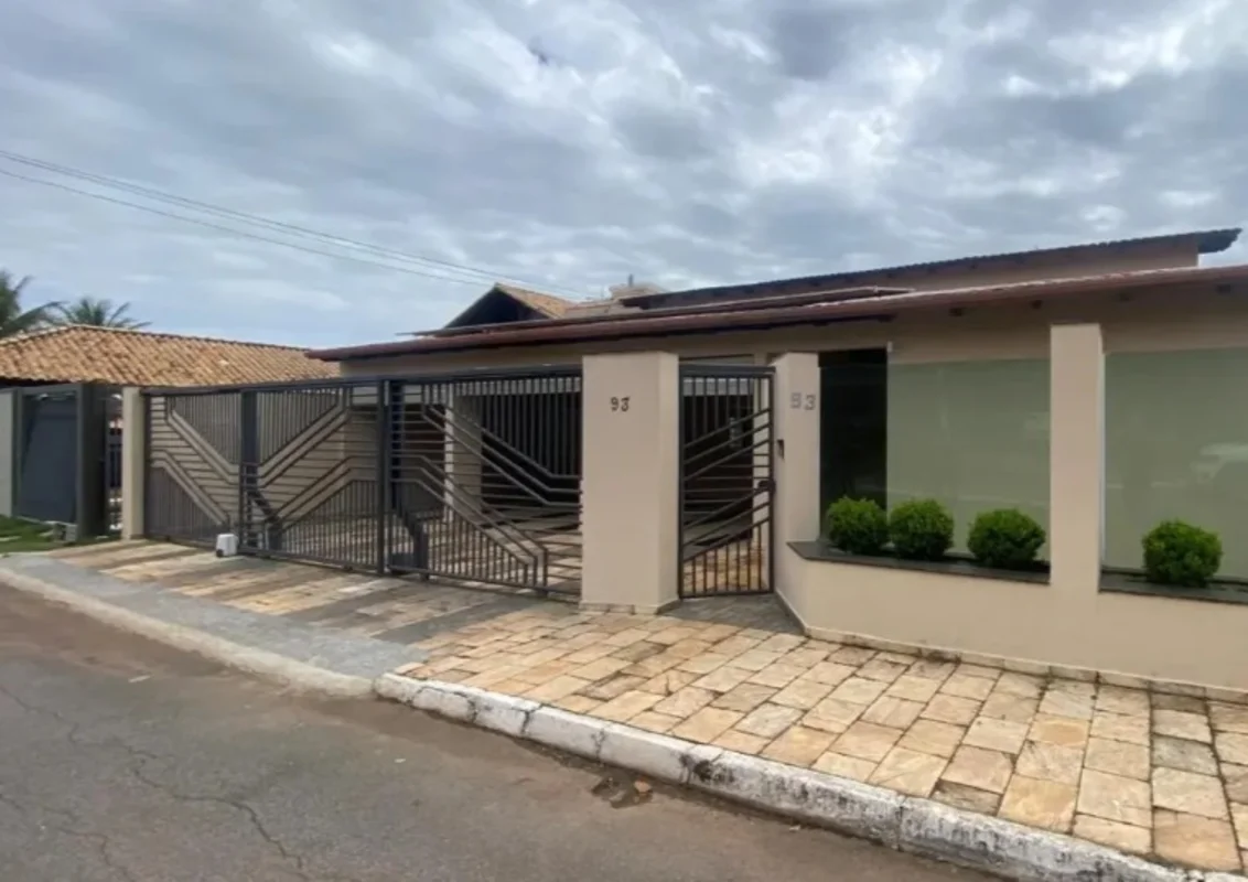 Solares Imobiliária aluga casa de alto padrão no Jardim BotânicoViva com confort...