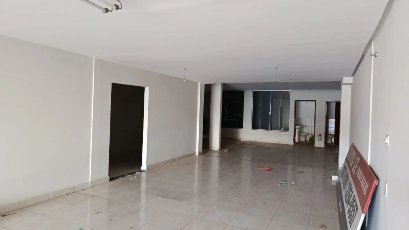 Loja comercial com +- 190 m ², porta elétrica, ideal para área da saúde e para o...