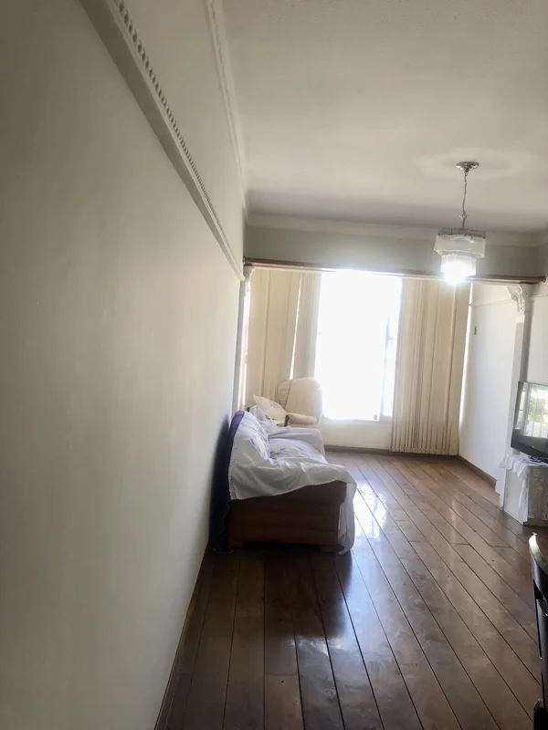 Apto de 2 quartos , sala , cozinha e área serviço, banheiro social . Original. ....