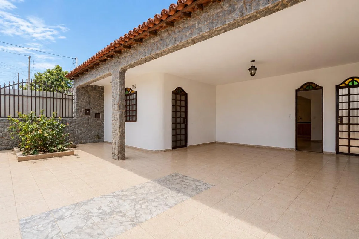 ---- Leniér Curadoria Imobiliária aluga excelente casa na QNN 1 Conjunto – Ceilâ...