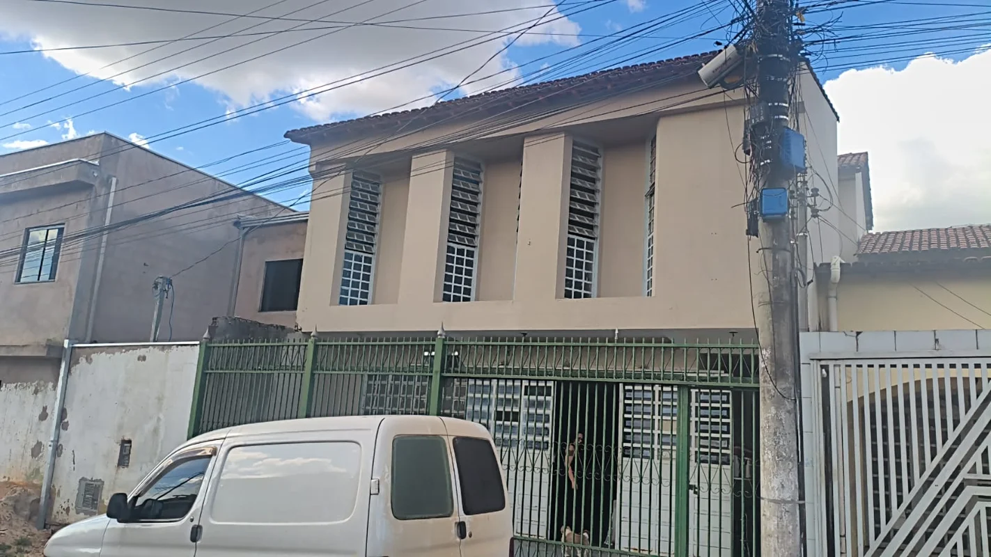 PRÉDIO NA AR 7 NA PARTE TÉRREA:SALÃO COM 100 METROS - PODE SER USO COMERCIAL OU ...
