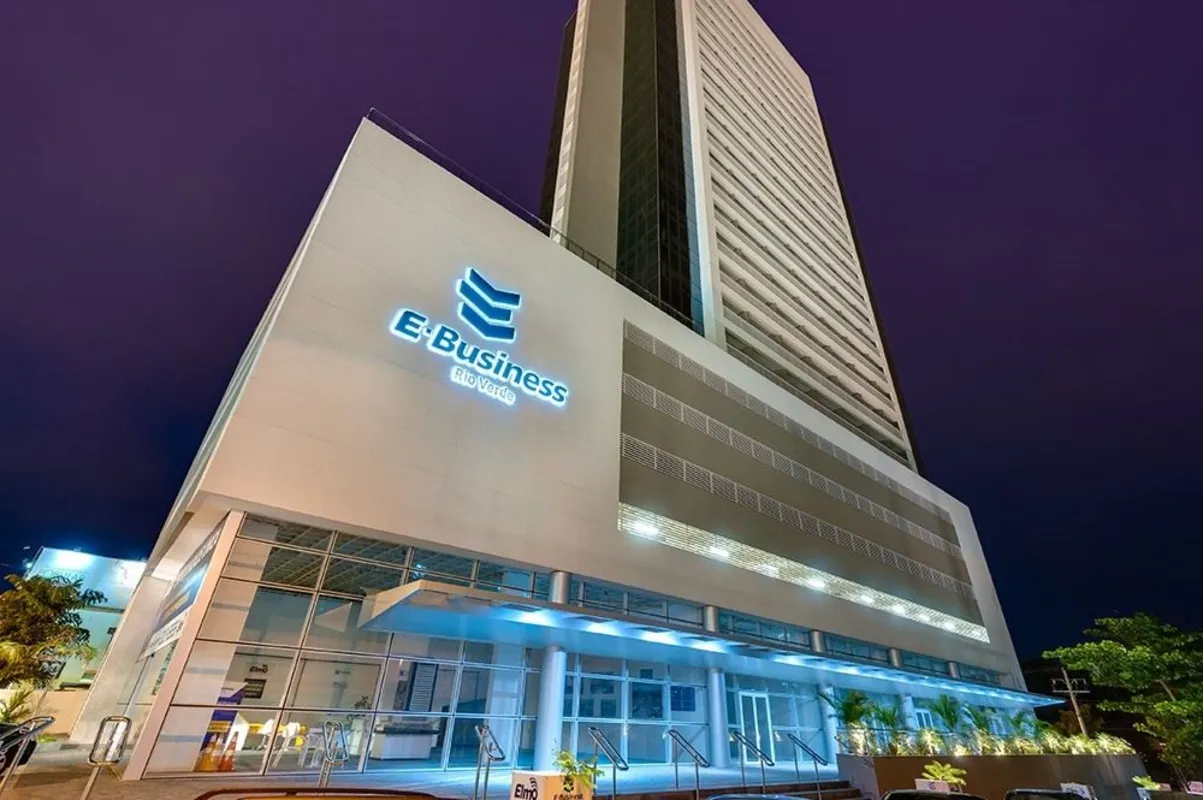 SALA COMERCIAL 97,25m² E-Business, em Frente ao Buriti Shopping. Duas salas come...